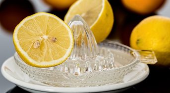 Acqua e limone benefico: ecco i motivi per cui assumerlo