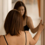 Sognare di guardarsi allo specchio: significato e interpretazioni sognare di guardarsi allo specchio