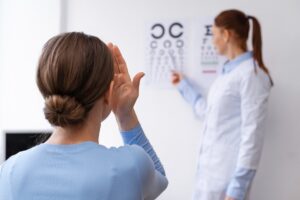 Ragazza che effettua una visita oculistica